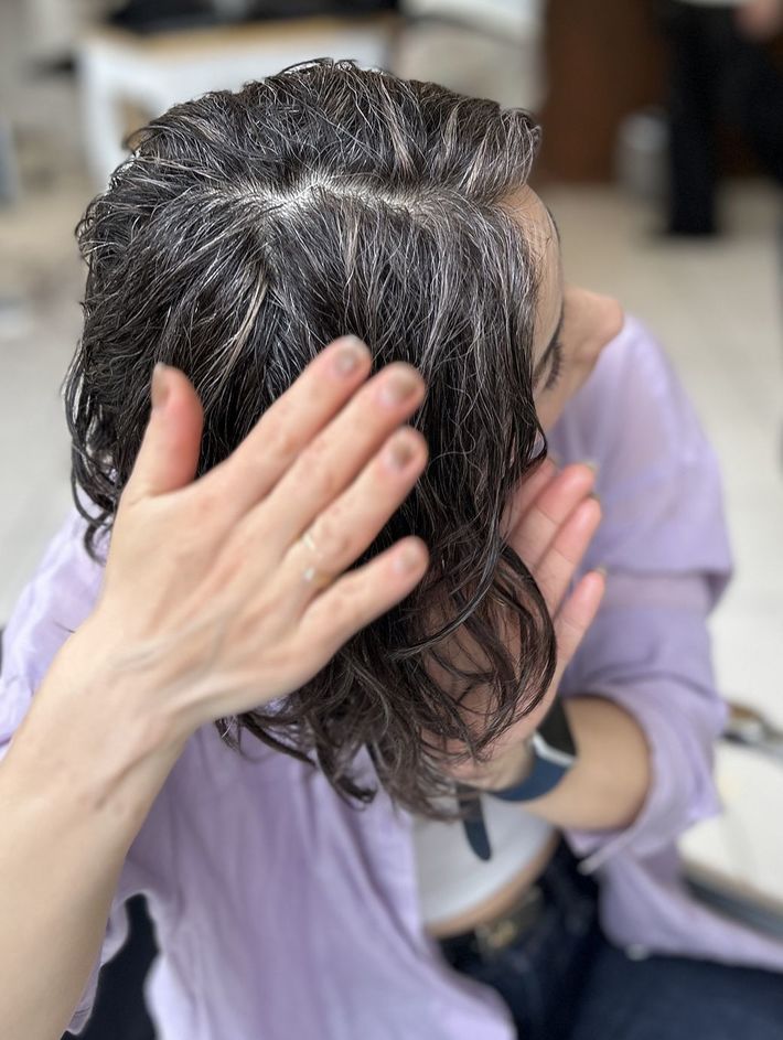 仕上げはオイル。両手で髪をはさむようにやさしく髪の表面につけます。