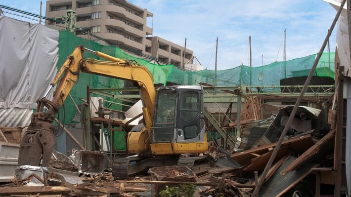解体工事の現場と重機