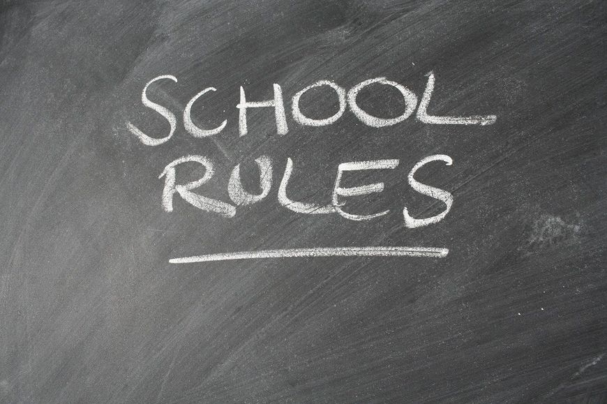 黒板に書かれた「校則」の文字