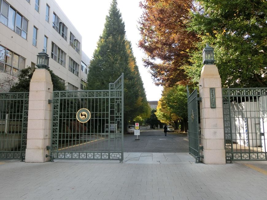 文京区のお茶の水女子大学キャンパス内に、附属小学校である「お茶小」がある