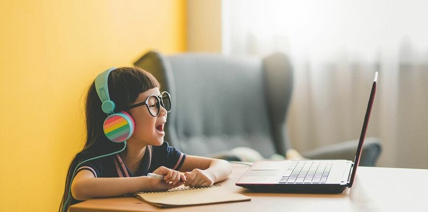 自宅でラップトップで勉強