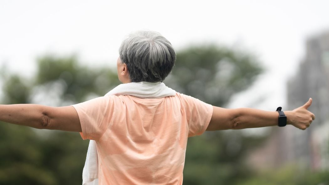 ｢1000歩のウォーキング｣だけでは足りない…今もピチピチな108歳現役理容師が35年間続けている｢体操｣の中身 100歳を超えて聖火ランナーにも抜擢された