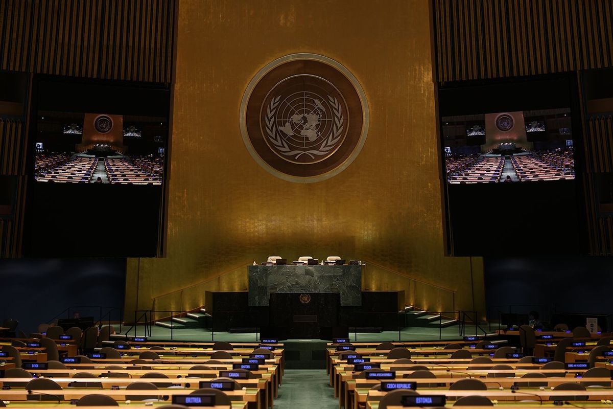 国連総会議場、国連のエンブレムが描かれた表彰台の正面図