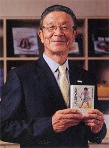 <strong>ロック・フィールド社長 岩田弘三</strong>●1940年、兵庫県生まれ。日本料理店で修業後、独立して飲食店などを経営。65年、神戸でフランス料理店「レストランフック」を開業。72年、ロック・フィールドを設立。「アール・エフ・ワン」「神戸コロッケ」など、現在は8つのブランドを展開する。07年春、新業態であるデリ&カフェ、「beOrganic」を立ち上げた。