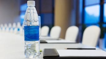 一瞬でお客様が不快に!  ペットボトルを出すときに｢絶対に持ってはいけない場所｣がある