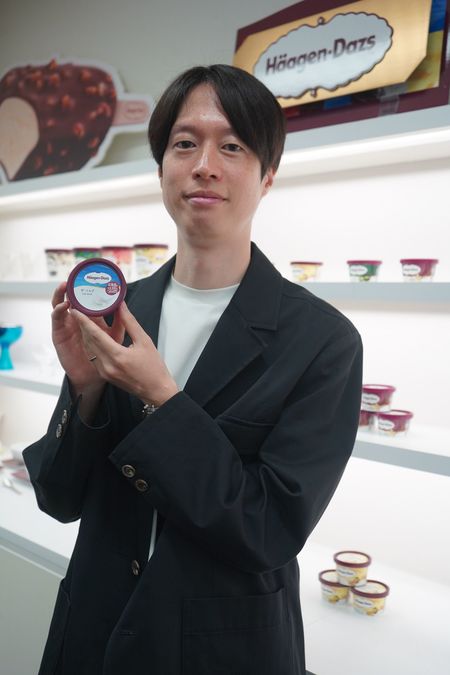 ハーゲンダッツ ジャパンの本社オフィスで撮影に応じる藤江さん