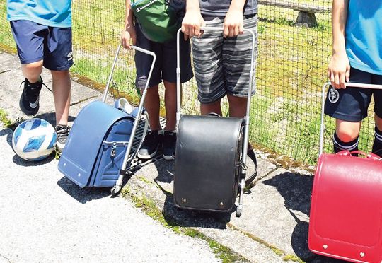 【写真】ランドセルをキャリーバッグ式にする器具「さんぽセル」を考案した栃木県の小学生たち
