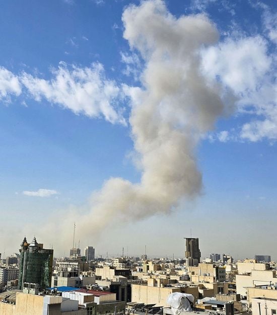 立ち上る煙 米イスラエルがイラン攻撃