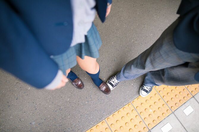 男子高校生の足を踏んでいる女子高校生の足