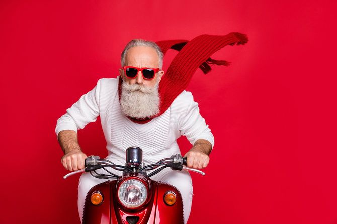 赤いバイクに乗る高齢者