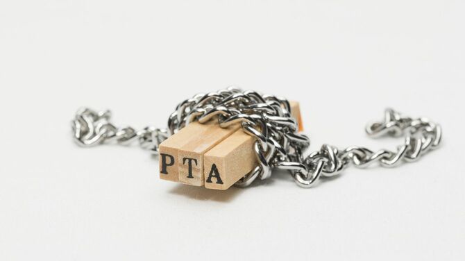 PTAの3文字のスタンプが鎖につながれている