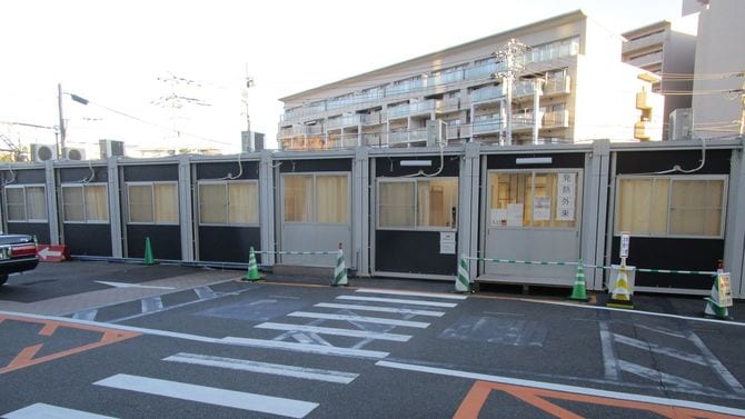 駐車場に建てられた発熱外来