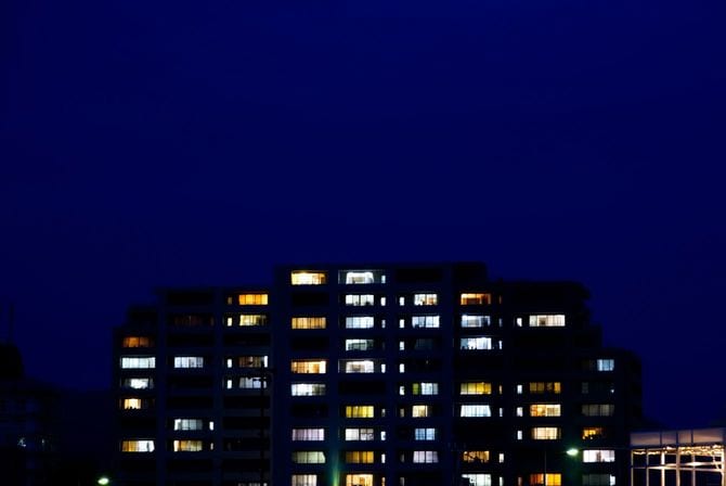 夜の集合住宅