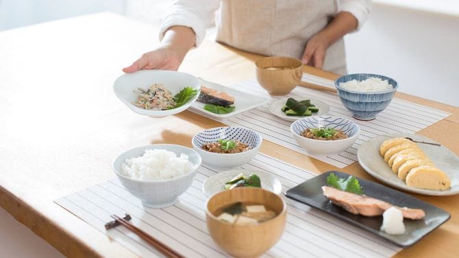 和朝食を準備する女性