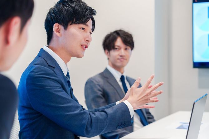 会議で話す若い男性ビジネスマン