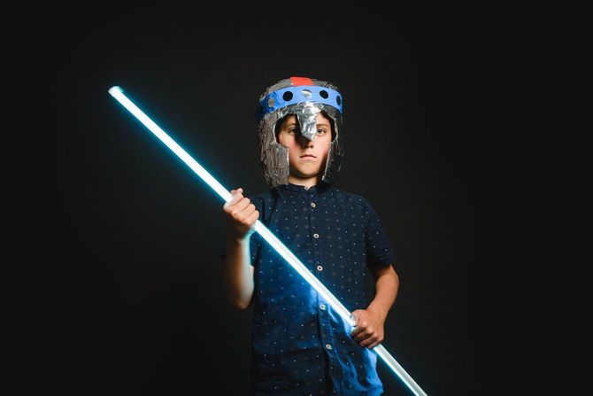 ネオンランプを手にした子供