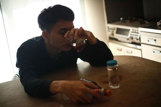 一人酒する男性