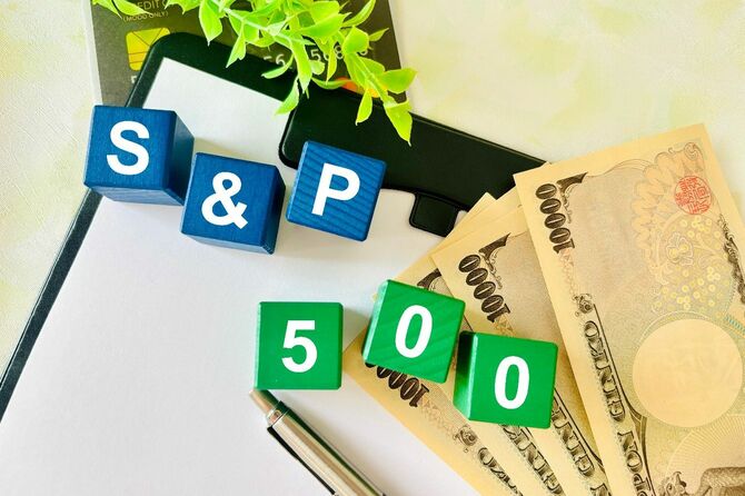 S&P500と書かれた木のブロックと1万円札の束
