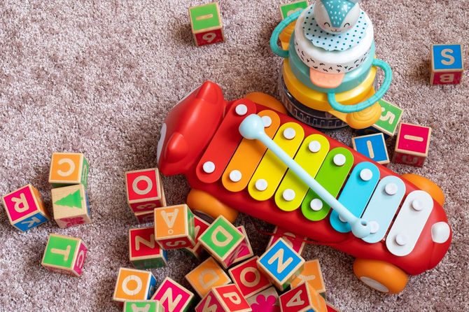 床に散らばった赤ちゃんのおもちゃ