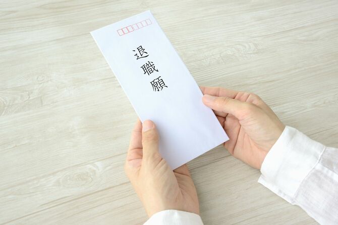 辞表を持つ人の手