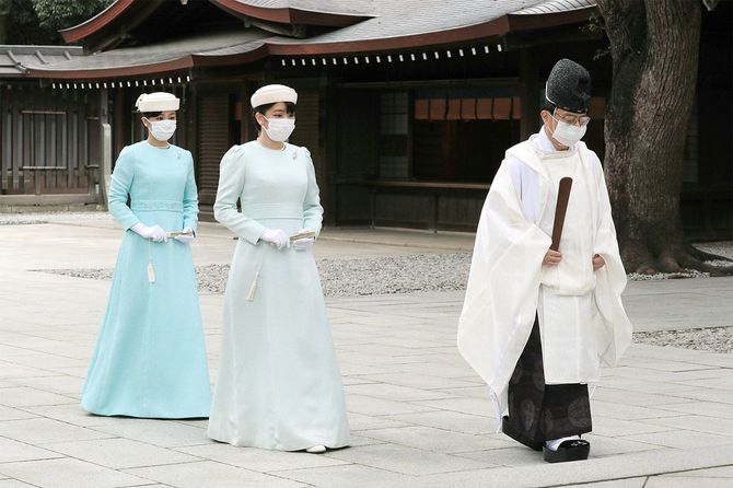 創建100年に当たり、明治神宮へ参拝に向かわれる秋篠宮家の長女眞子さまと次女佳子さま＝2020年11月6日、東京都渋谷区［代表撮影］