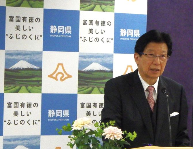 毎回変わらない川勝知事の会見での壁紙（静岡県庁）