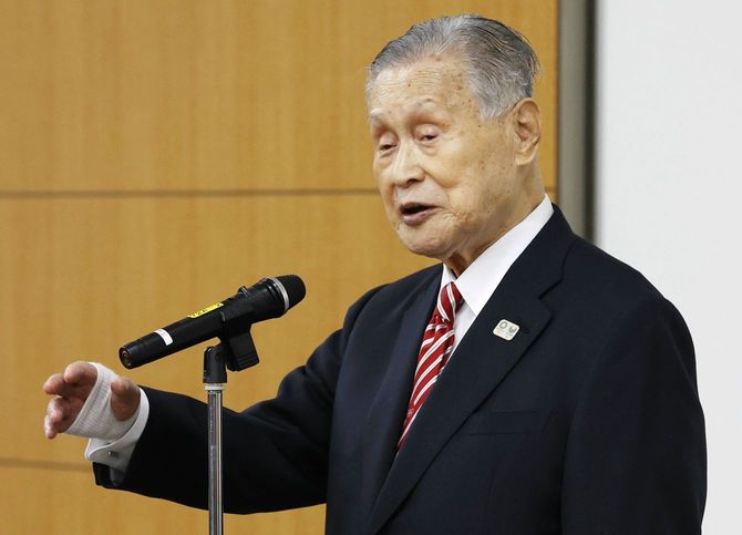 日本オリンピック委員会の女性理事増員方針をめぐる発言について記者会見する東京五輪・パラリンピック組織委員会の森喜朗会長＝2021年2月4日、東京都中央区［代表撮影］