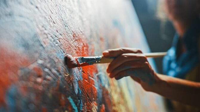抽象油絵に取り組む女性アーティスト