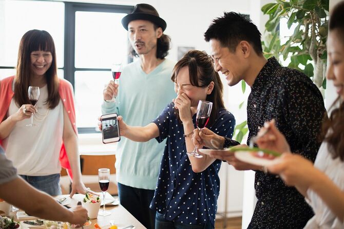 ゲストハウスでランチパーティーを楽しむ友達
