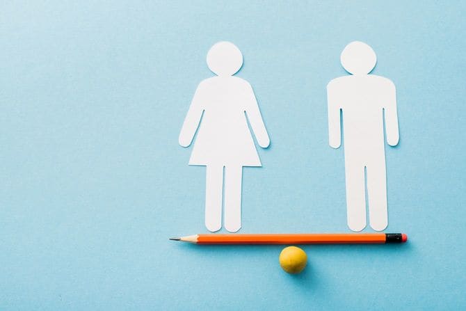 不安定な足元で男女平等の概念