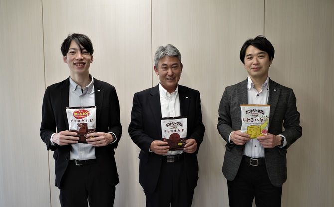 それぞれ手にカントリーマアムを持って