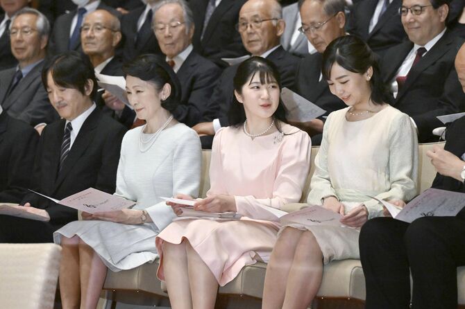 上皇ご夫妻の卒寿を祝う音楽会に出席された秋篠宮ご夫妻、愛子さま、佳子さま。2024年7月10日午後、皇居・東御苑の桃華楽堂（代表撮影）