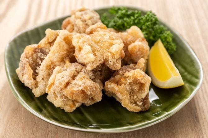 から揚げの皿にはパセリとレモンも