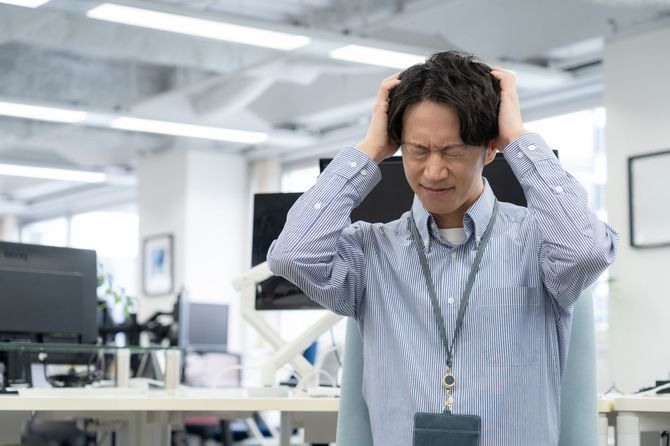 頭を抱える男性
