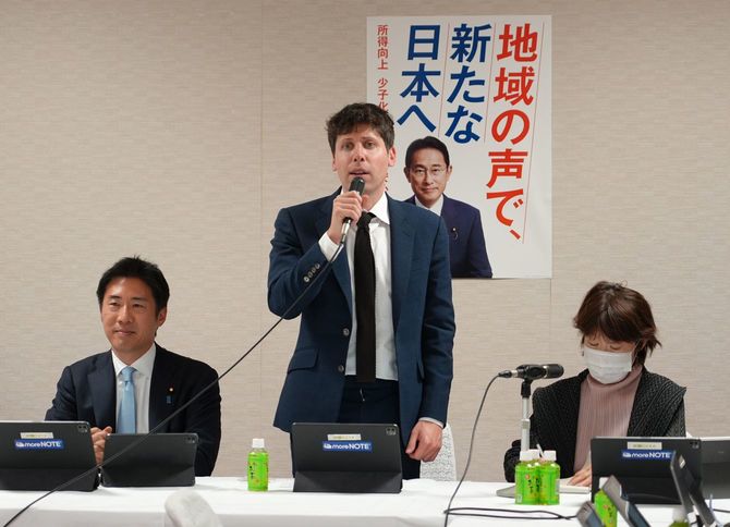 自民党デジタル社会推進本部のプロジェクトチームの会合に出席した対話型人工知能（AI）「チャットGPT」の開発企業オープンAIのサム・アルトマン最高経営責任者（CEO）（中央）＝2023年4月10日午後、東京・永田町の同党本部