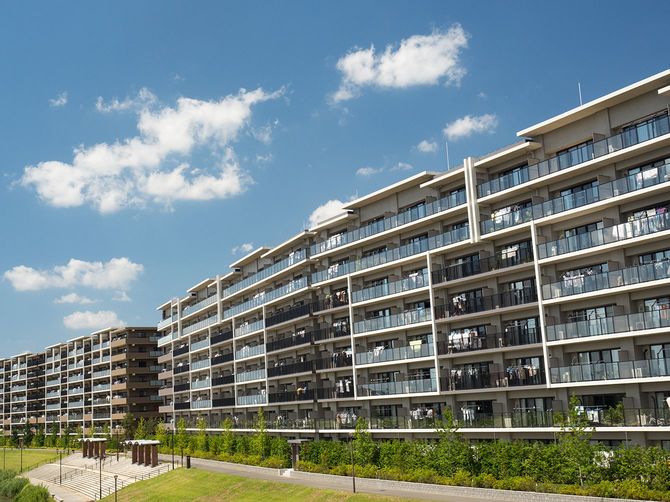 住宅街に位置する広いアパートメント