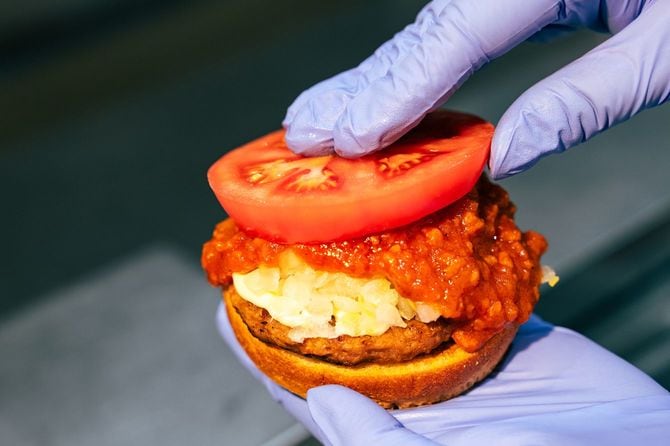 組み立てに技術を要するモスバーガー