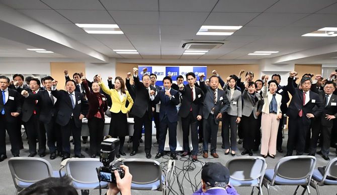 新代表に選ばれた小川氏を中心に、拳を突き上げる中道改革連合の議員たち