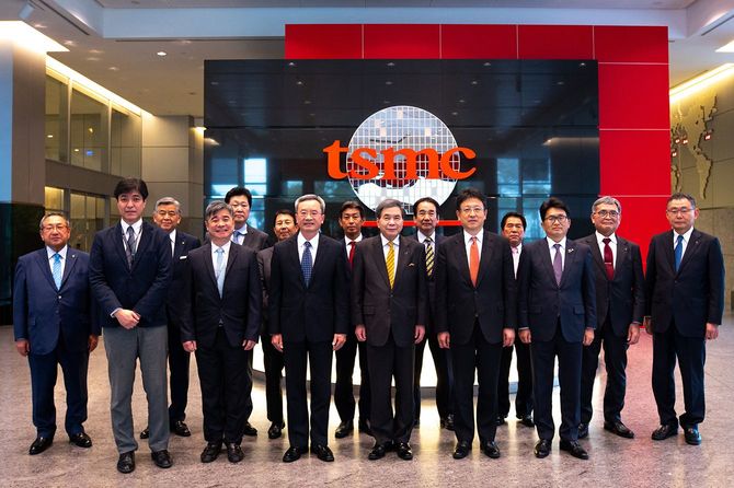 半導体受託製造の世界最大手、TSMC（台湾積体電路製造）本社で記念撮影に応じる、熊本市の大西一史市長（前列右から2人目）、熊本県の蒲島郁夫知事（同3人目）、廖永豪TSMC副社長兼JASМ会長（同4人目）ら＝2023年1月12日、台湾・新竹［熊本県提供］