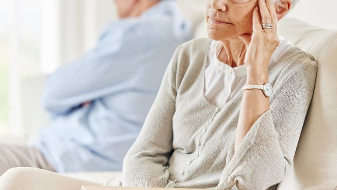 イライラしている様子の成熟したカップル