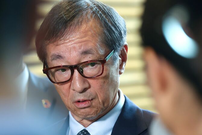 石破茂首相への表敬訪問を終え、記者団の取材に応じる日本製鉄の橋本英二会長=2025年7月2日、首相官邸