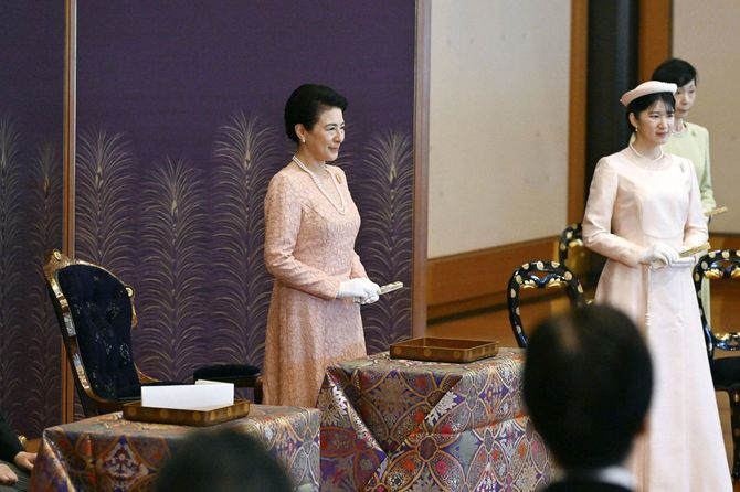 「歌会始の儀」に出席された皇后さま、愛子さま=2026年1月14日午前11時24分、宮殿・松の間(共同通信代表撮影)