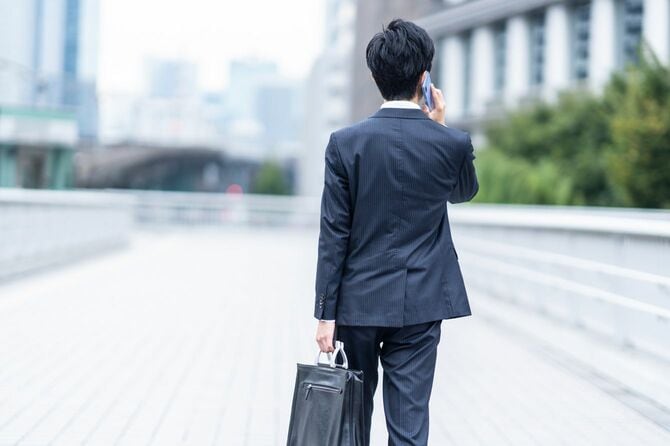 ビジネス街を歩くスーツ姿の男