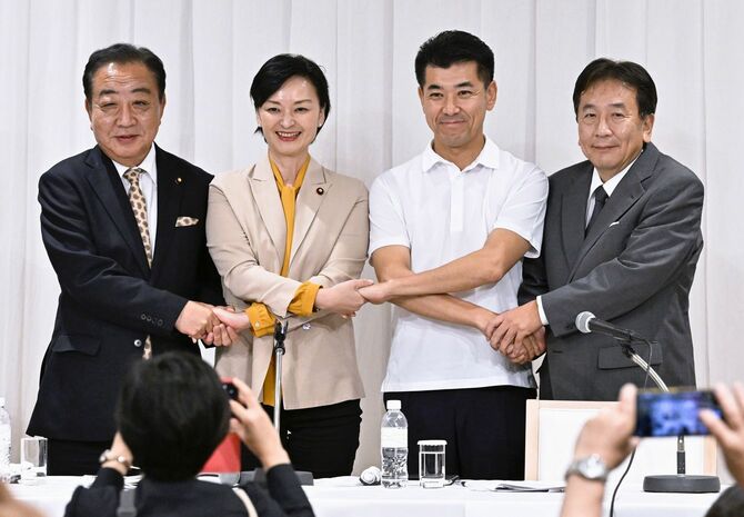 立憲民主党代表選の候補者討論会を終え、手を取り合う(左から)野田元首相、吉田晴美衆院議員、泉代表、枝野前代表=2024年9月11日午後、金沢市