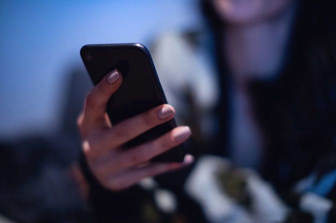 スマホを使用する女性