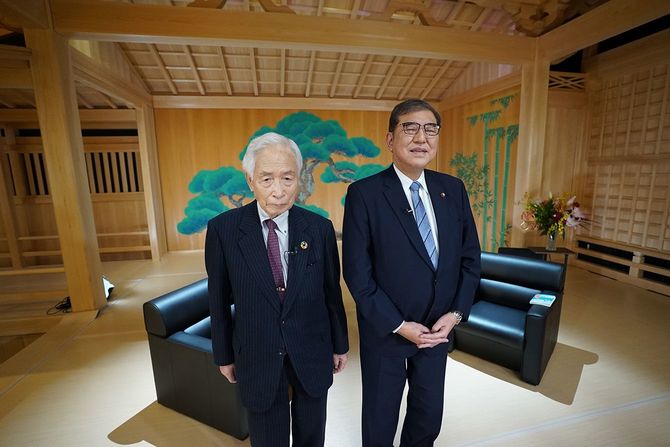 特別対談を行った小長氏（左）、石破氏。