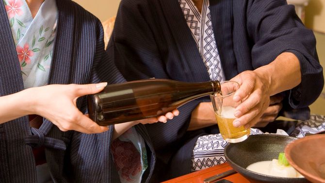 シニア男性に手酌をする女性
