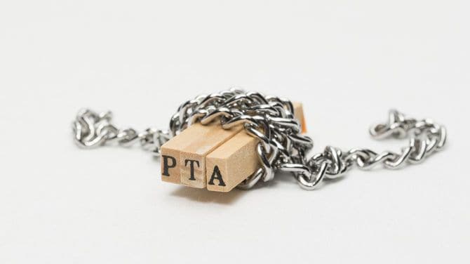 PTAの3文字のスタンプが鎖につながれている