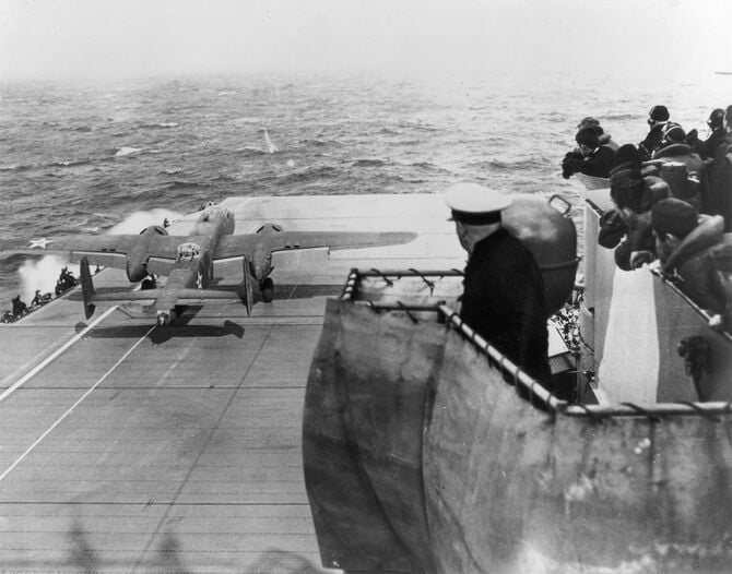 ドーリットル空襲で空母ホーネットから発艦するB-25爆撃機
