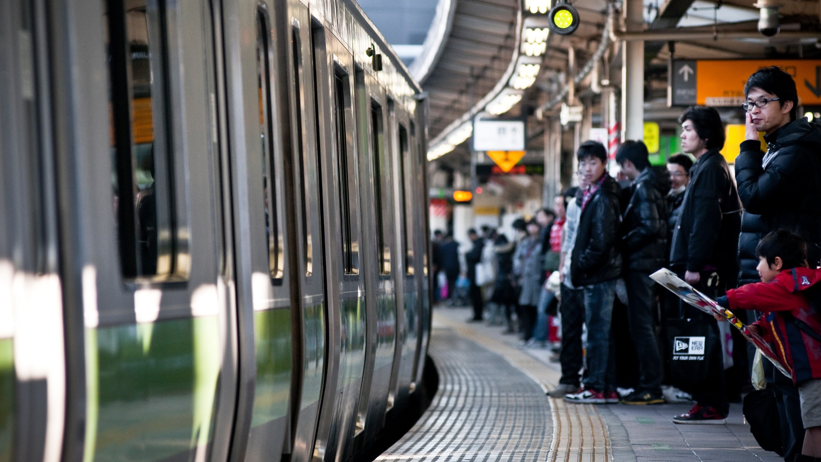 鉄道看板 白線の内側までさがってお待ちください